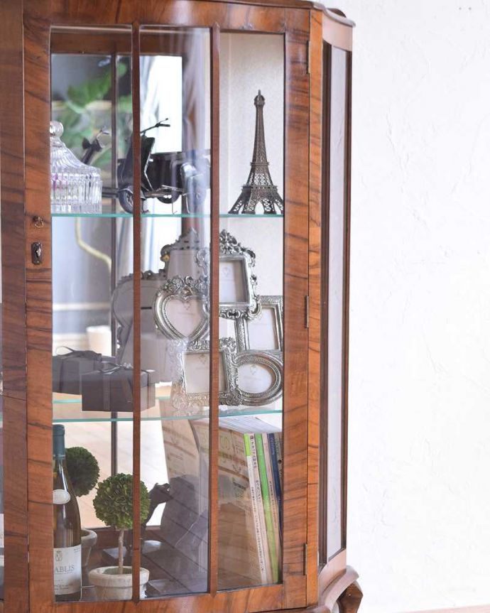 アンティークのキャビネット　アンティーク家具　英国の上品なアンティーク輸入家具、美しいミラーバックキャビネット。ガラス越しに中をのぞいてみると･･･光りが入るとミラーに反射してキラッと輝くから、中に入れたものにまるでスポットライトが当たっているように見えちゃうんです。(q-1480-f)