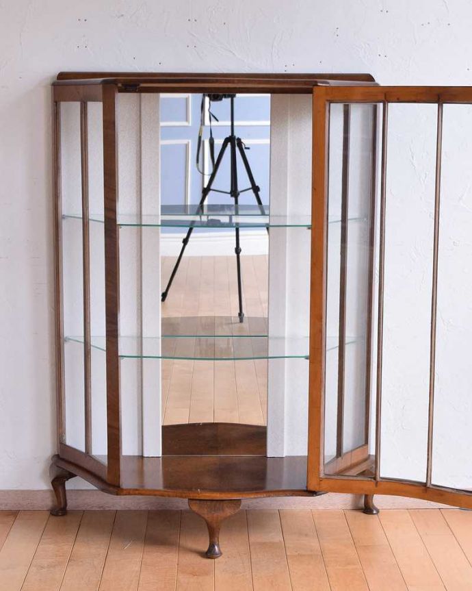 アンティークのキャビネット　アンティーク家具　英国の上品なアンティーク輸入家具、美しいミラーバックキャビネット。ミラーの効果で、なんだか大きく見えます背板の鏡にキャビネット自身が映し出されて、大きな形のキャビネットに見えちゃうんです。(q-1480-f)