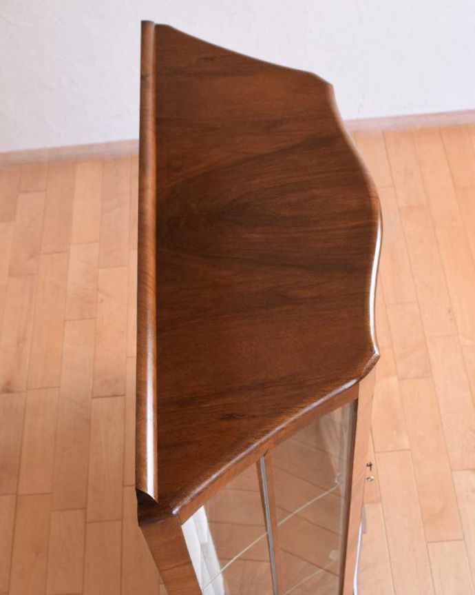 アンティークのキャビネット　アンティーク家具　英国の上品なアンティーク輸入家具、美しいミラーバックキャビネット。上から見るとよく分かるキャビネットの形全体の形はこんな感じです。(q-1480-f)