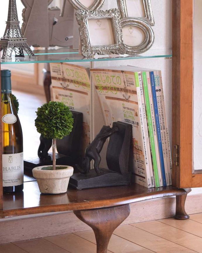 アンティークのキャビネット　アンティーク家具　英国の上品なアンティーク輸入家具、美しいミラーバックキャビネット。A4サイズの雑誌も収納できる優等生雑誌まで収納できる高さ！本や雑誌もたっぷり収納出来ます。(q-1480-f)