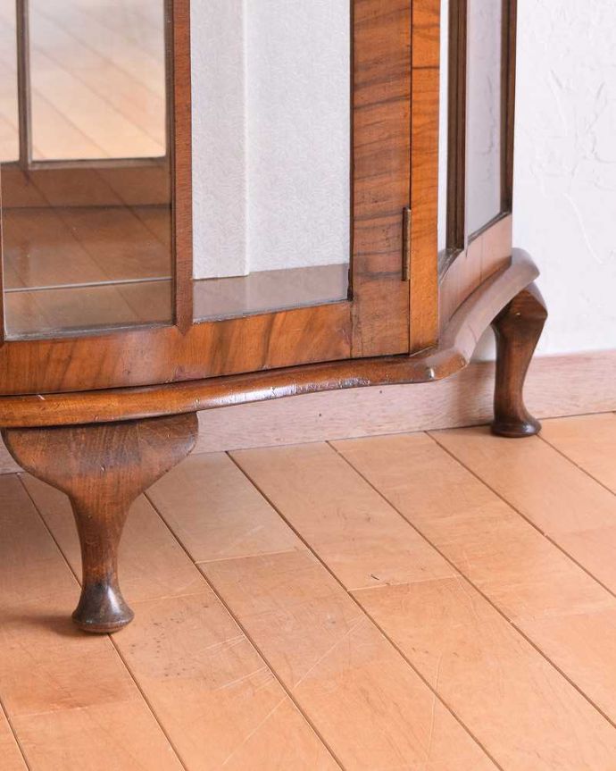 アンティークのキャビネット　アンティーク家具　英国の上品なアンティーク輸入家具、美しいミラーバックキャビネット。女性１人でもラクに運べちゃうヒミツHandleのアンティークは、脚の裏にフェルトキーパーをお付けしているので、床を滑らせれば女性でも移動がカンタンに出来ます！ご安心下さい。(q-1480-f)