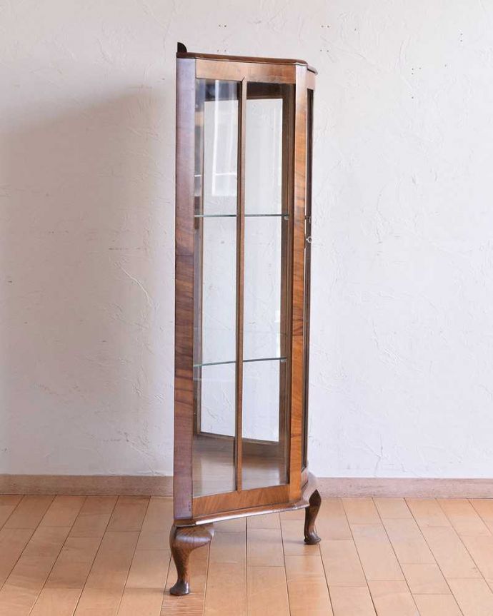 アンティークのキャビネット　アンティーク家具　英国の上品なアンティーク輸入家具、美しいミラーバックキャビネット。横から見てもステキ背板以外の三方向がガラスで囲まれたキャビネット。(q-1480-f)