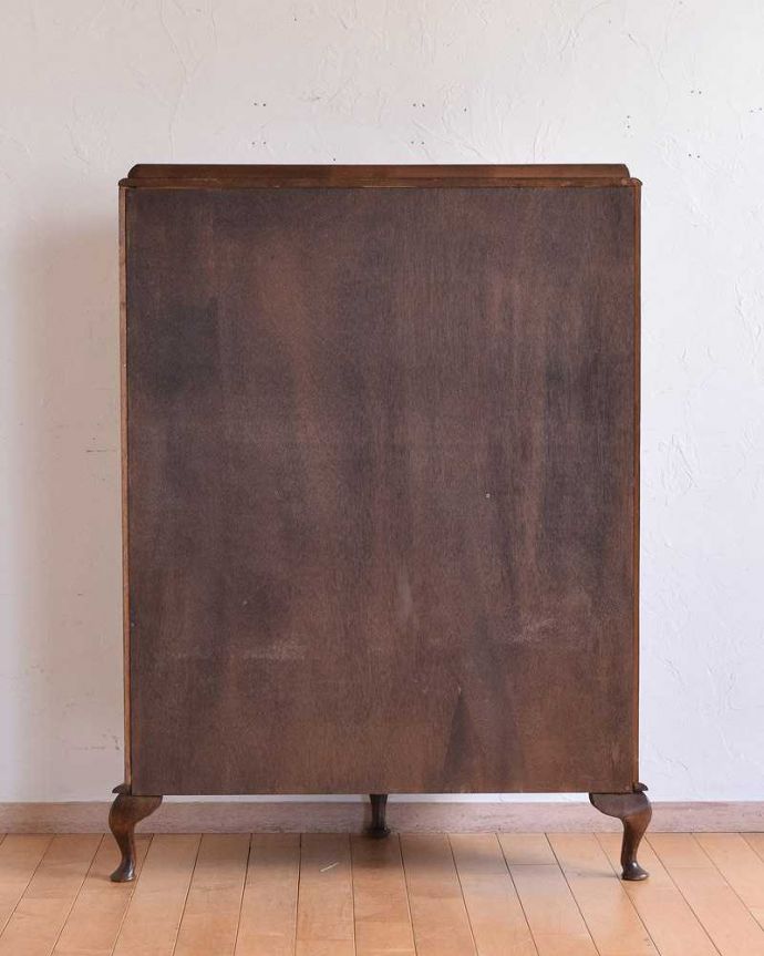 アンティークのキャビネット　アンティーク家具　英国の上品なアンティーク輸入家具、美しいミラーバックキャビネット。もちろん背中を見てもキレイですアンティークは新品ではないので経年変化によるキズはありますが、専門の職人がキレイにお直ししたので、背中もキレイです。(q-1480-f)