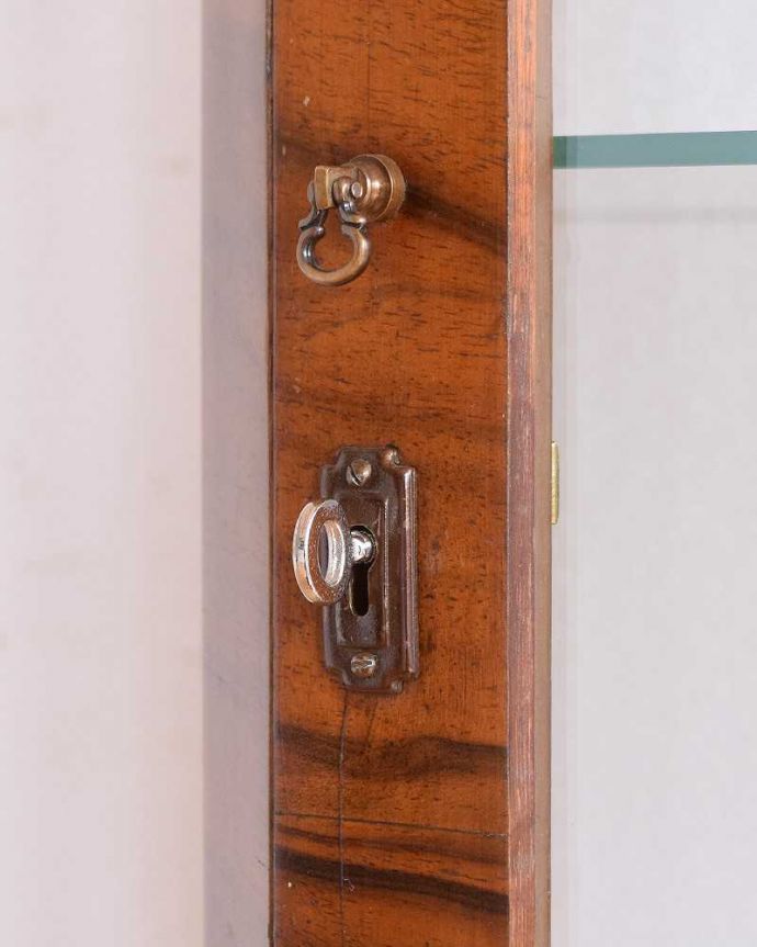 アンティークのキャビネット　アンティーク家具　英国の上品なアンティーク輸入家具、美しいミラーバックキャビネット。開ける度にワクワクする取っ手鍵が取っ手になっているので、中を開ける度にまるで宝箱を開ける気分です。(q-1480-f)