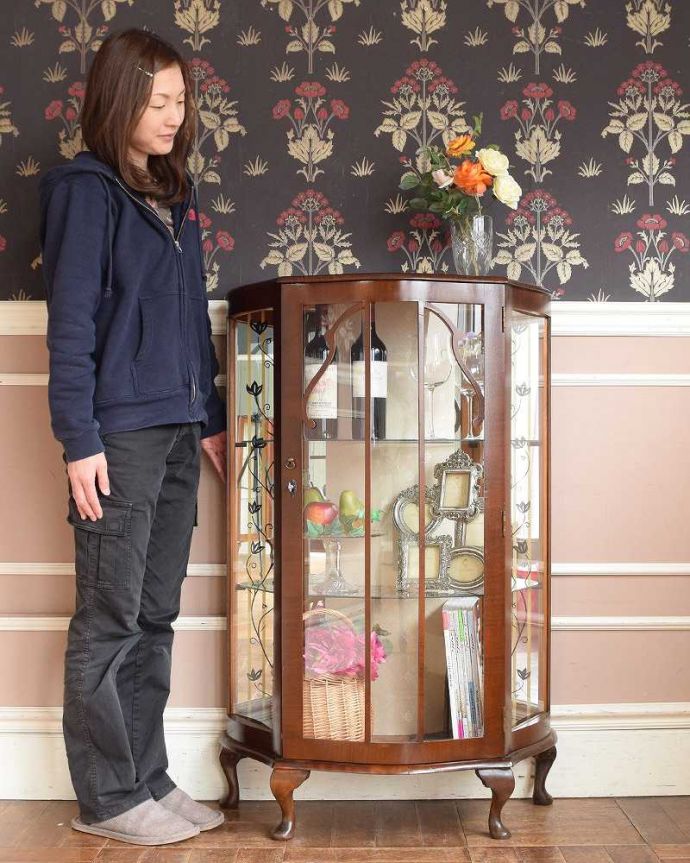 アンティークのキャビネット　アンティーク家具　模様入りのミラー付き、英国のアンティーク家具のガラスキャビネット（飾り棚）。キラキラな毎日が過ごせるガラスのキャビネットガラス面に描かれたキラキラの絵が美しいガラスのキャビネット。(q-1481-f)