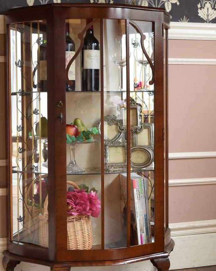 アンティークのキャビネット　アンティーク家具　模様入りのミラー付き、英国のアンティーク家具のガラスキャビネット（飾り棚）。ガラスに描かれたキラキラ輝く絵キラキラに輝く絵が描かれたガラス扉越しに中をのぞくと、中に入れたものが全部が宝物に見えてきます。(q-1481-f)