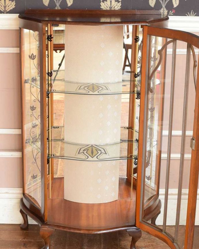 アンティークのキャビネット　アンティーク家具　模様入りのミラー付き、英国のアンティーク家具のガラスキャビネット（飾り棚）。扉を開けて中を見てみると…背板は新しい生地に張り替えました。(q-1481-f)