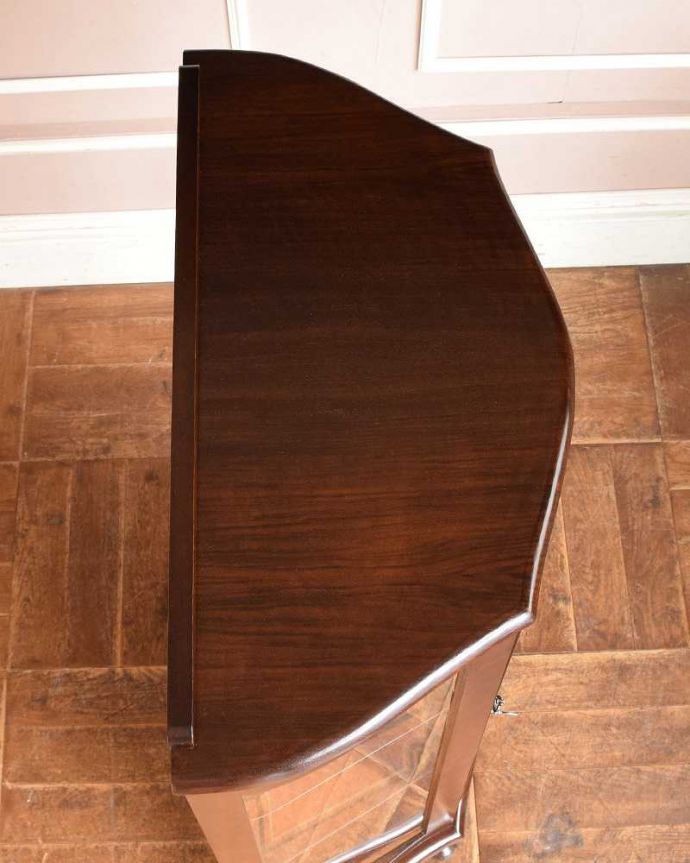 アンティークのキャビネット　アンティーク家具　模様入りのミラー付き、英国のアンティーク家具のガラスキャビネット（飾り棚）。こんな形をしたキャビネットです。(q-1481-f)