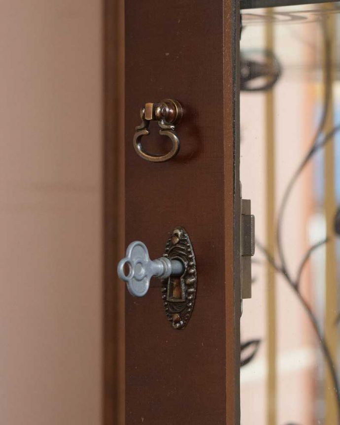 アンティークのキャビネット　アンティーク家具　模様入りのミラー付き、英国のアンティーク家具のガラスキャビネット（飾り棚）。開ける度にワクワクする取っ手鍵が取っ手になっているので、中を開ける度にまるで宝箱を開ける気分です。(q-1481-f)