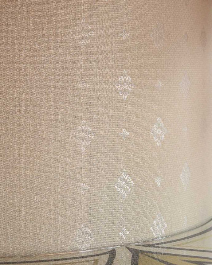 アンティークのキャビネット　アンティーク家具　模様入りのミラー付き、英国のアンティーク家具のガラスキャビネット（飾り棚）。新しく貼り替えましたキャビネットに似合う生地を選んで張り替えた背板。(q-1481-f)