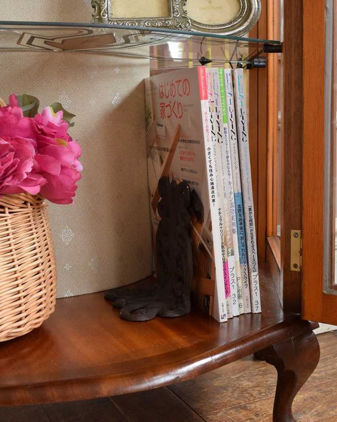 アンティークのキャビネット　アンティーク家具　模様入りのミラー付き、英国のアンティーク家具のガラスキャビネット（飾り棚）。扉の中は収納たっぷりA4サイズの雑誌までしっかり収納出来ちゃう大きさ。(q-1481-f)