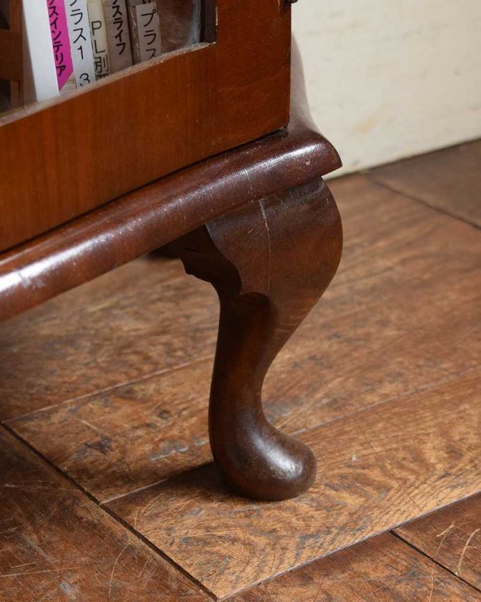 アンティークのキャビネット　アンティーク家具　模様入りのミラー付き、英国のアンティーク家具のガラスキャビネット（飾り棚）。女性１人でもラクに運べちゃうヒミツHandleのアンティークは、脚の裏にフェルトキーパーをお付けしているので、床を滑らせれば女性でも移動がカンタンに出来ます！。(q-1481-f)