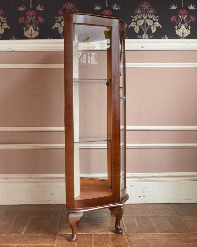 アンティークのキャビネット　アンティーク家具　模様入りのミラー付き、英国のアンティーク家具のガラスキャビネット（飾り棚）。サイドからもたっぷりの光背板の部分以外は全てガラス。(q-1481-f)