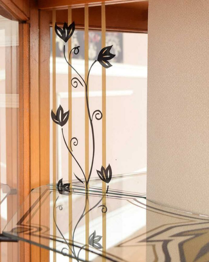 アンティークのキャビネット　アンティーク家具　模様入りのミラー付き、英国のアンティーク家具のガラスキャビネット（飾り棚）。ミラーにも模様がついています背板のミラーにも美しい模様が入っているのでお部屋を華やかにしてくれます。(q-1481-f)