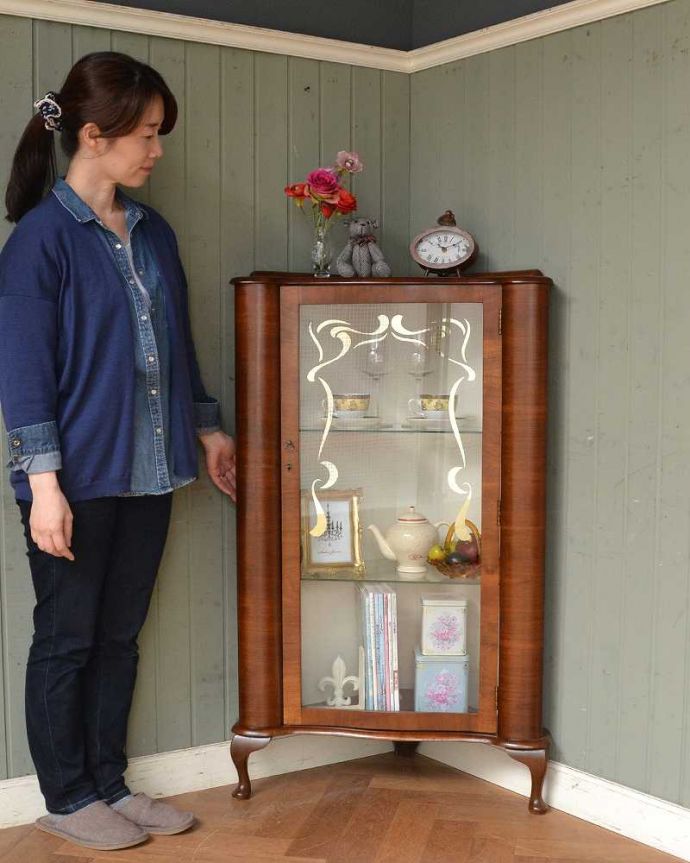 アンティークのキャビネット　アンティーク家具　ガラスの模様もキレイなアンティークのコーナーガラスキャビネット（飾り棚）。お部屋の隅っこを彩ってくれます角にピタッとおさまってくれて、優雅な雰囲気を醸し出してくれるんです。(q-1482-f)