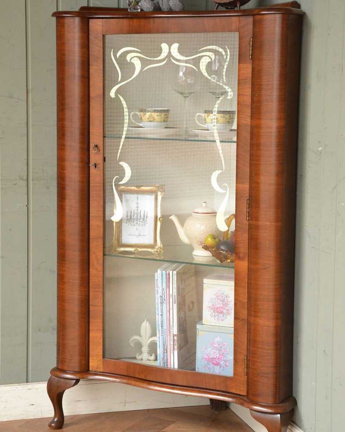 アンティークのキャビネット　アンティーク家具　ガラスの模様もキレイなアンティークのコーナーガラスキャビネット（飾り棚）。何を入れてもOK！全部が素敵に見えちゃう！飾るものがないから…なんて思わないで、お家にあるお客様用のカップなどを入れてみましょう。(q-1482-f)