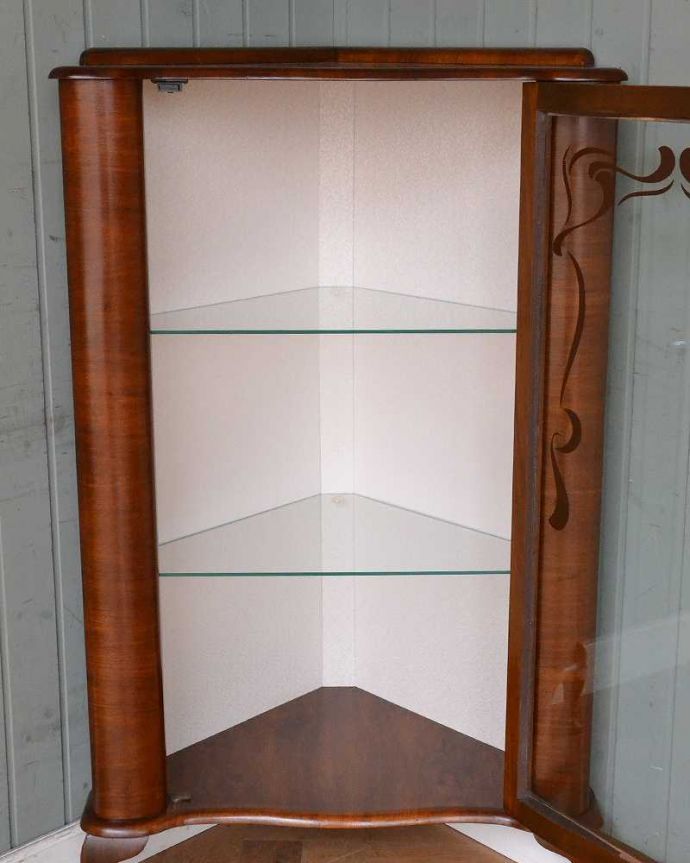 アンティークのキャビネット　アンティーク家具　ガラスの模様もキレイなアンティークのコーナーガラスキャビネット（飾り棚）。扉を開けて中を見てみると…職人がキレイに修復して、背板も新しい生地に張替えました。(q-1482-f)