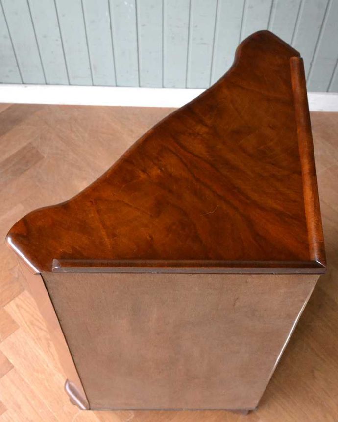 アンティークのキャビネット　アンティーク家具　ガラスの模様もキレイなアンティークのコーナーガラスキャビネット（飾り棚）。上から見るとこんな感じもちろん天板もピカピカにお直ししました。(q-1482-f)