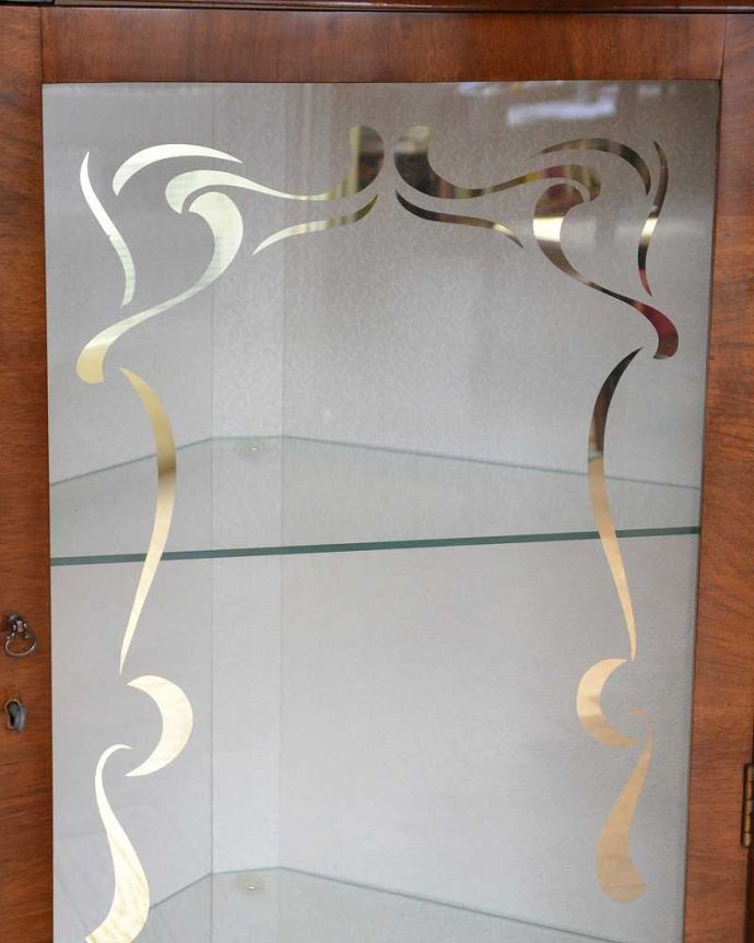 アンティークのキャビネット　アンティーク家具　ガラスの模様もキレイなアンティークのコーナーガラスキャビネット（飾り棚）。アンティークらしい装飾が魅力やっぱりアンティークらしさが一番の魅力。(q-1482-f)