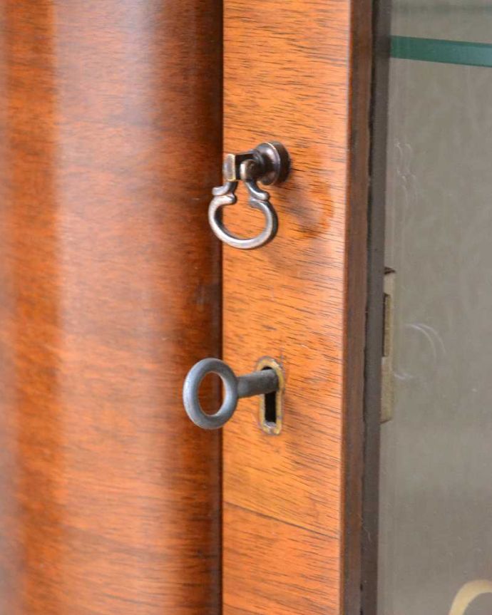 アンティークのキャビネット　アンティーク家具　ガラスの模様もキレイなアンティークのコーナーガラスキャビネット（飾り棚）。開ける度にワクワク･･･ カギを使って扉を開ける度に、まるで宝箱を開けるみたいです。(q-1482-f)