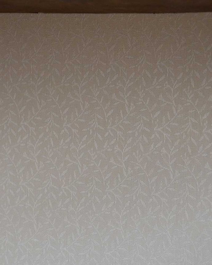 アンティークのキャビネット　アンティーク家具　ガラスの模様もキレイなアンティークのコーナーガラスキャビネット（飾り棚）。新しく貼り替えましたキャビネットの表情に合わせて、背板の生地をセレクト。(q-1482-f)