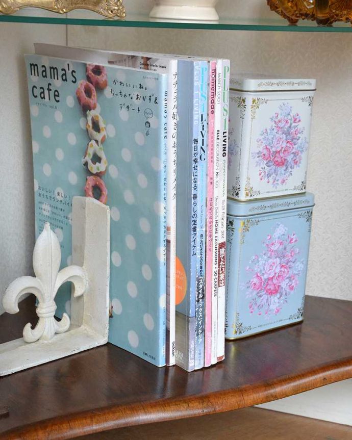 アンティークのキャビネット　アンティーク家具　ガラスの模様もキレイなアンティークのコーナーガラスキャビネット（飾り棚）。扉の中は収納たっぷりA4サイズの雑誌までしっかり収納出来ちゃう大きさ。(q-1482-f)