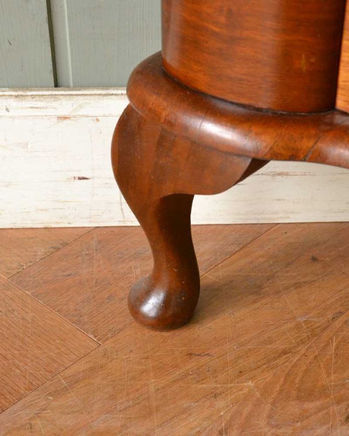 アンティークのキャビネット　アンティーク家具　ガラスの模様もキレイなアンティークのコーナーガラスキャビネット（飾り棚）。女性1人でラクラク運べちゃう仕掛けHandleのアンティークは、脚の裏にフェルトキーパーをお付けしています。(q-1482-f)