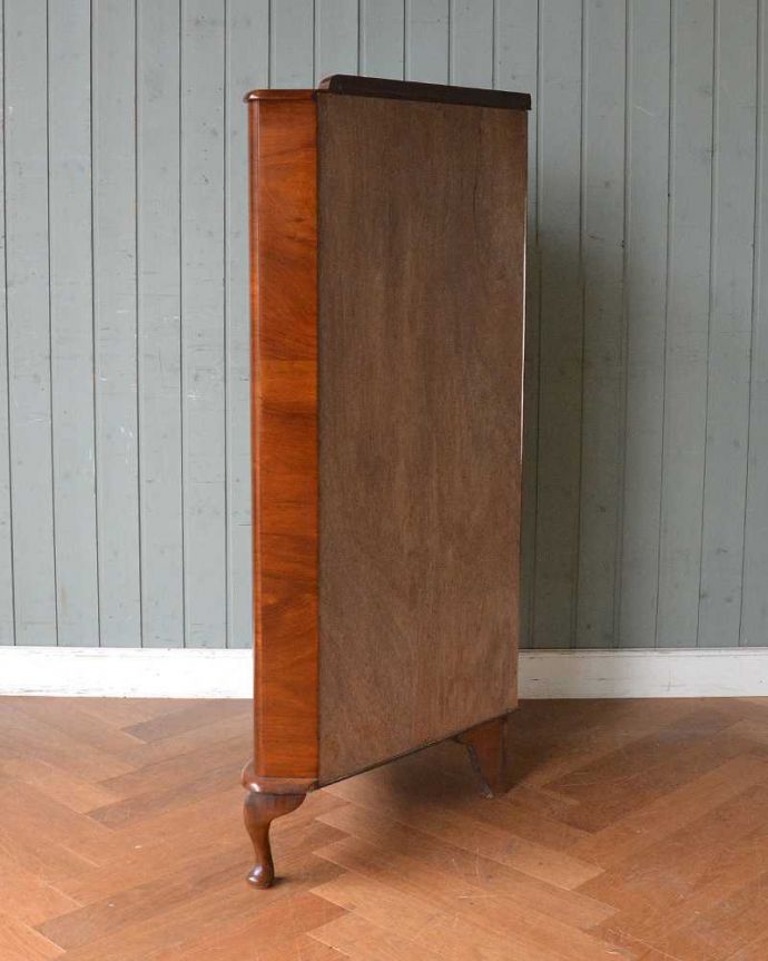 アンティークのキャビネット　アンティーク家具　ガラスの模様もキレイなアンティークのコーナーガラスキャビネット（飾り棚）。横から見てもキレイもちろん、横から見てもキレイに仕上がっているので、安心して使ってください。(q-1482-f)