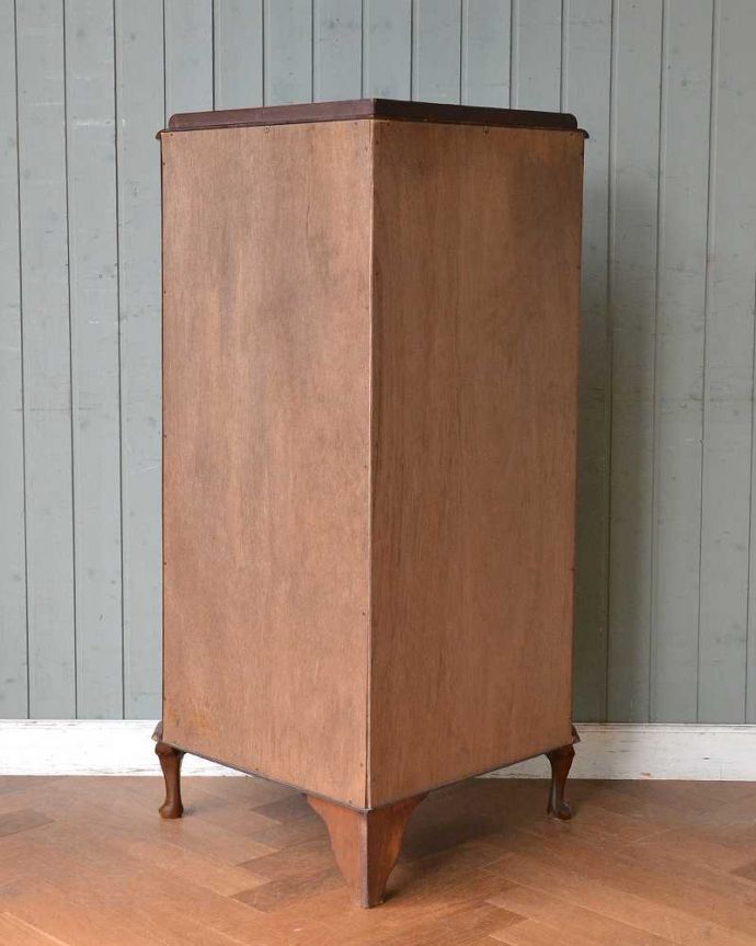 アンティークのキャビネット　アンティーク家具　ガラスの模様もキレイなアンティークのコーナーガラスキャビネット（飾り棚）。もちろん後姿もキレイですアンティークは新品ではないので、もちろん経年変化によるキズはありますが、専門の職人がキレイにお直しをしているので、後ろ姿までキレイです。(q-1482-f)