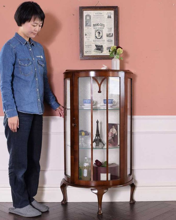 アンティークのキャビネット　アンティーク家具　ウォルナット材を使ったイギリス家具、上品なアンティークのガラスキャビネット 。どこからでも中が見える半月型のキャビネット半月型をしたハーフムーンのキャビネットは、グルっと180度、どの場所からも中が美しく見える人気のキャビネットです。(q-1483-f)