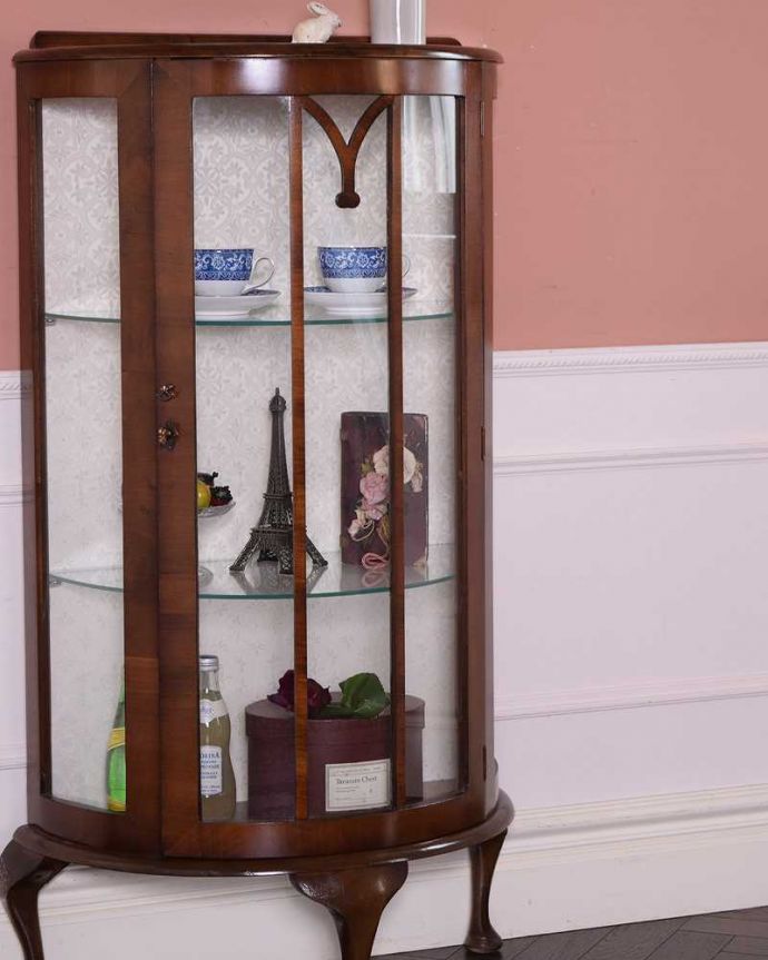 アンティークのキャビネット　アンティーク家具　ウォルナット材を使ったイギリス家具、上品なアンティークのガラスキャビネット 。ガラス越しに見るお気に入りの美しさ…アンティークのガラス扉を通して見ると、中に入れたものがキラッキラに輝いて見えるんです。(q-1483-f)
