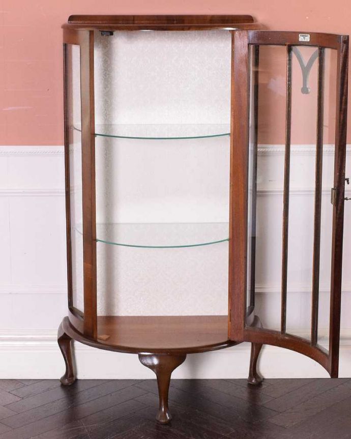 アンティークのキャビネット　アンティーク家具　ウォルナット材を使ったイギリス家具、上品なアンティークのガラスキャビネット 。扉を開けて中を見てみると…職人がキレイに修復して、背板も新しい生地に張替えました。(q-1483-f)