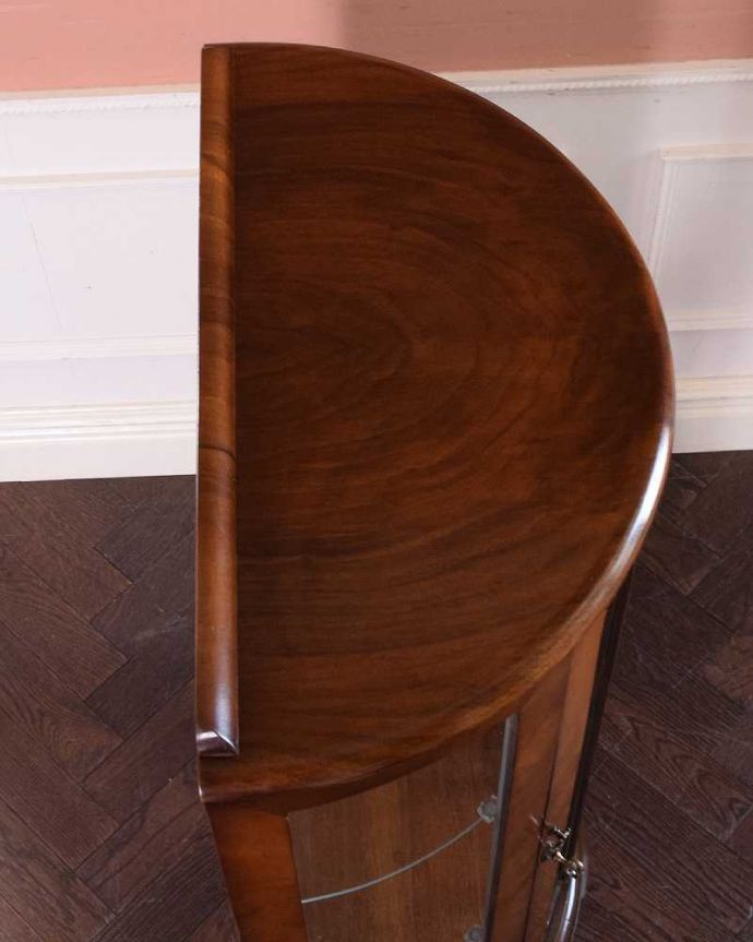 アンティークのキャビネット　アンティーク家具　ウォルナット材を使ったイギリス家具、上品なアンティークのガラスキャビネット 。上から見るとよく分かるハーフムーンの形キャビネットを上から見てみるとこんな感じの半月型。(q-1483-f)