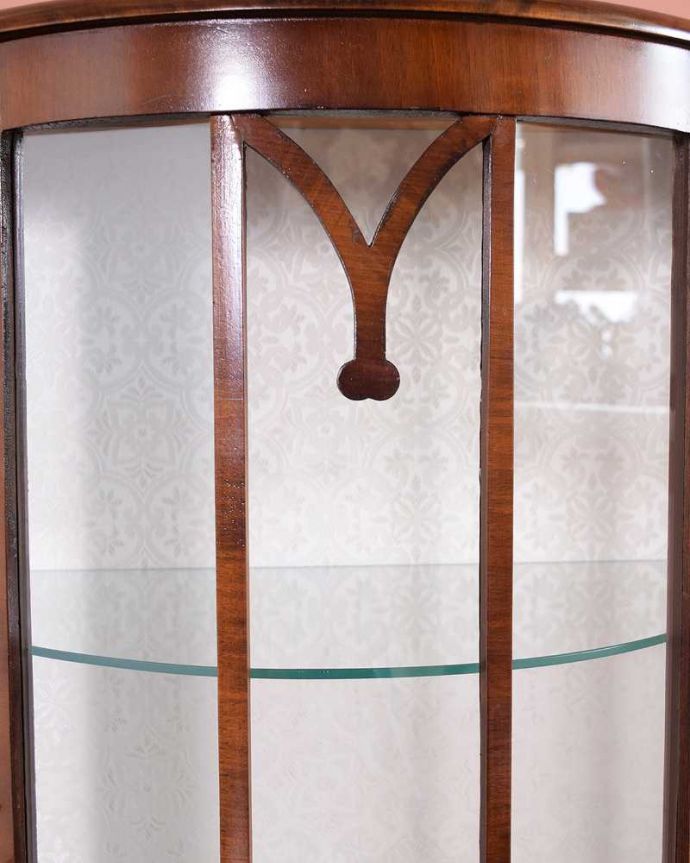 アンティークのキャビネット　アンティーク家具　ウォルナット材を使ったイギリス家具、上品なアンティークのガラスキャビネット 。アンティークらしい装飾が魅力やっぱりアンティークらしいデザインが魅力。(q-1483-f)