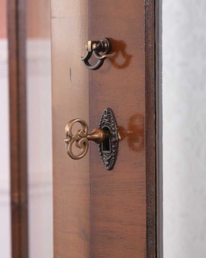 アンティークのキャビネット　アンティーク家具　ウォルナット材を使ったイギリス家具、上品なアンティークのガラスキャビネット 。開ける度にワクワク･･･ カギを使って扉を開ける度に、まるで宝箱を開けるみたいです。(q-1483-f)