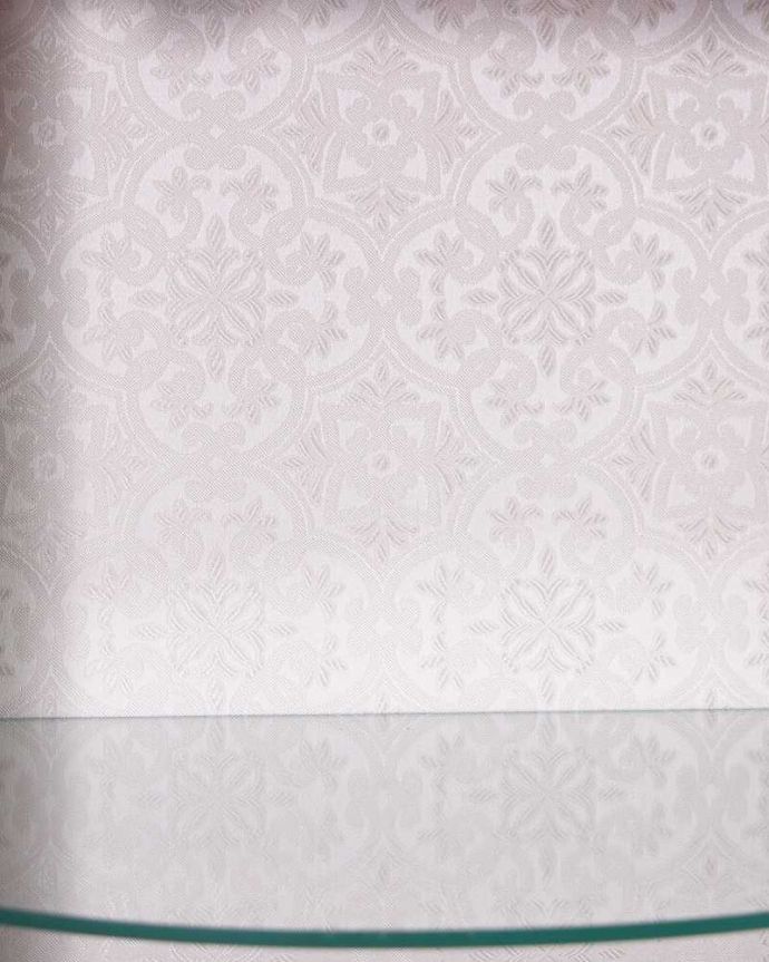 アンティークのキャビネット　アンティーク家具　ウォルナット材を使ったイギリス家具、上品なアンティークのガラスキャビネット 。新しく貼り替えましたキャビネットの表情に合わせて、背板の生地をセレクト。(q-1483-f)