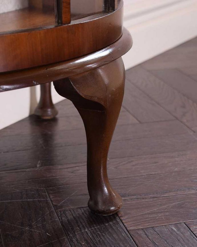 アンティークのキャビネット　アンティーク家具　ウォルナット材を使ったイギリス家具、上品なアンティークのガラスキャビネット 。女性1人でラクラク運べちゃう仕掛けHandleのアンティークは、脚の裏にフェルトキーパーをお付けしています。(q-1483-f)