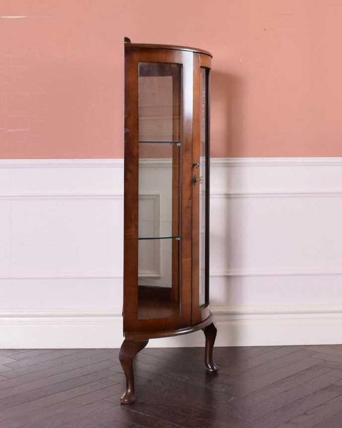 アンティークのキャビネット　アンティーク家具　ウォルナット材を使ったイギリス家具、上品なアンティークのガラスキャビネット 。180度どこからでも中が見れちゃうグルっと180度、どの角度からでも中が見れるハーフムーン型。(q-1483-f)