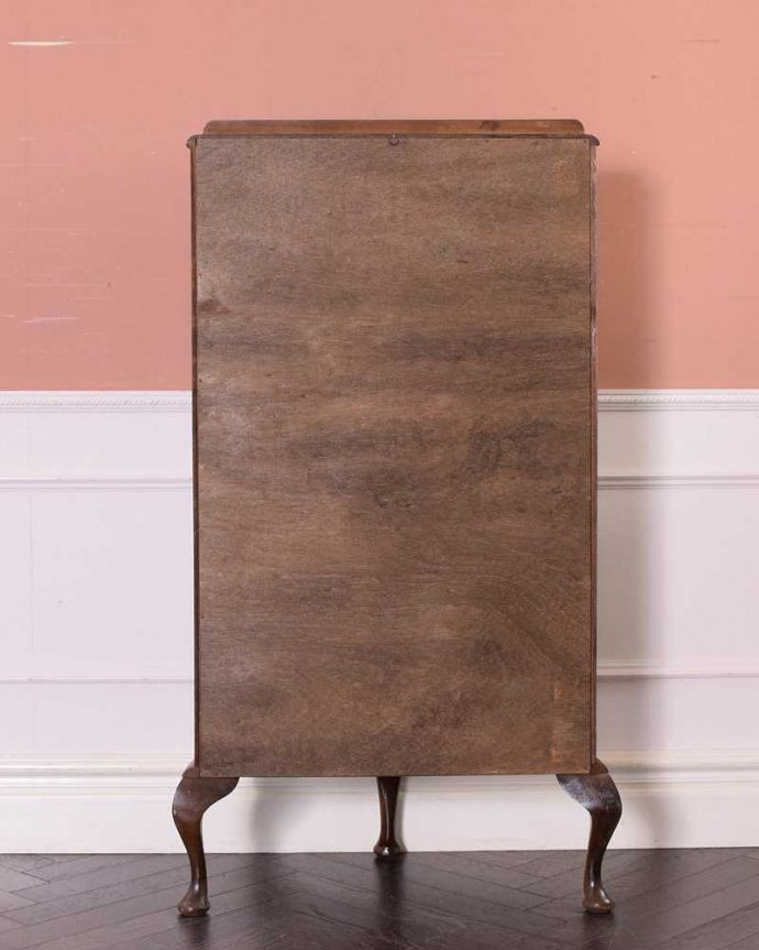 アンティークのキャビネット　アンティーク家具　ウォルナット材を使ったイギリス家具、上品なアンティークのガラスキャビネット 。もちろん後姿もキレイですアンティークは新品ではないので、もちろん経年変化によるキズはありますが、専門の職人がしっかり修復しているので後ろ姿までキレイです。(q-1483-f)