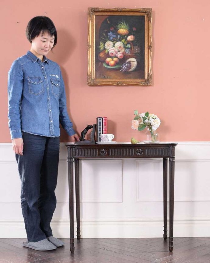 アンティークのテーブル アンティーク家具 お花の彫りが美しいイギリス輸入のアンティーク家具、マホガニー材のサイドテーブル。どんな場所でも便利に使える小さなテーブルそもそも「オケージョナル」とは「便利に使える」と言う意味。(q-1484-f)