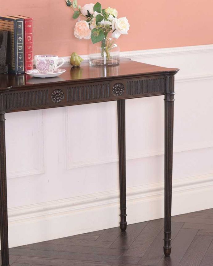 アンティークのテーブル アンティーク家具 お花の彫りが美しいイギリス輸入のアンティーク家具、マホガニー材のサイドテーブル。上品で優雅なアンティーク凛とした雰囲気が漂うアンティークらしい立ち姿のテーブル。(q-1484-f)