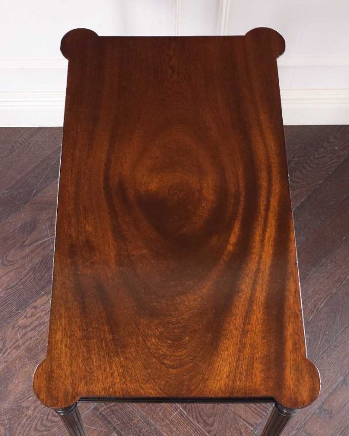 アンティークのテーブル アンティーク家具 お花の彫りが美しいイギリス輸入のアンティーク家具、マホガニー材のサイドテーブル。天板の形を見てみると・・・テーブルの形を上から見ると、こんな感じです。(q-1484-f)