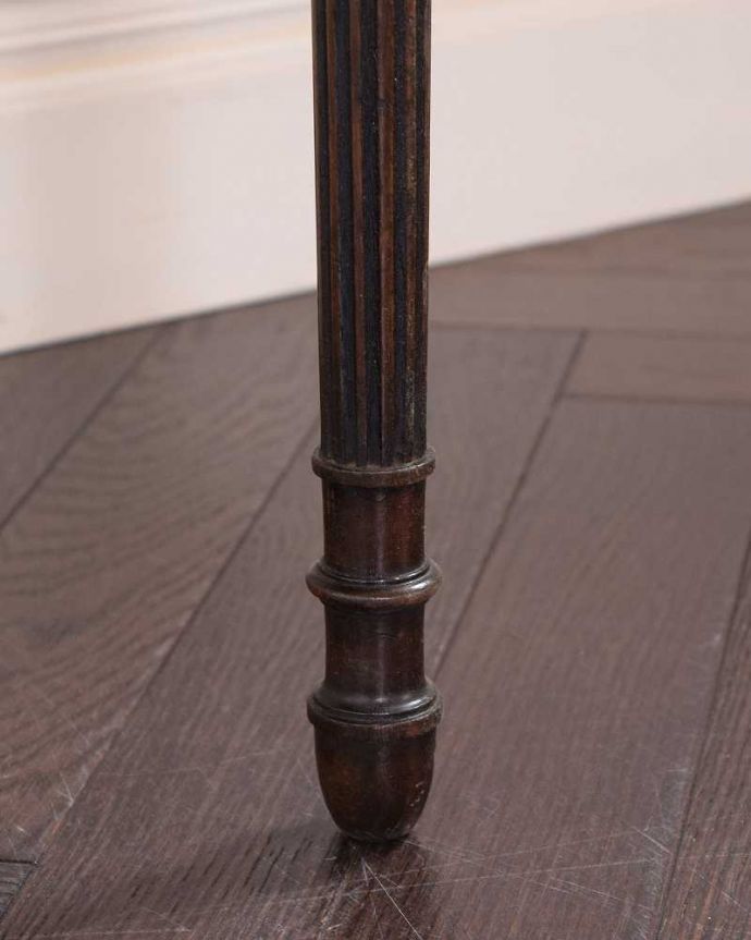 アンティークのテーブル アンティーク家具 お花の彫りが美しいイギリス輸入のアンティーク家具、マホガニー材のサイドテーブル。持ち上げなくても移動できます!Handleのアンティークは、脚の裏にフェルトキーパーをお付けしていますので、床を滑らせてれば移動が簡単です。(q-1484-f)