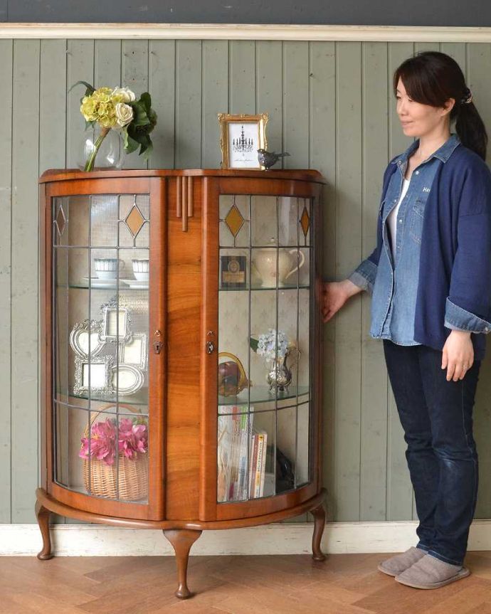 アンティークのキャビネット　アンティーク家具　ウォルナット材の英国アンティーク家具、ガラスキャビネット（飾り棚）。どこからでも中が見える半月型のキャビネット半月型をしたハーフムーンのキャビネットは、グルっと180度、どの場所からも中が美しく見える人気のキャビネットです。(q-1485-f)