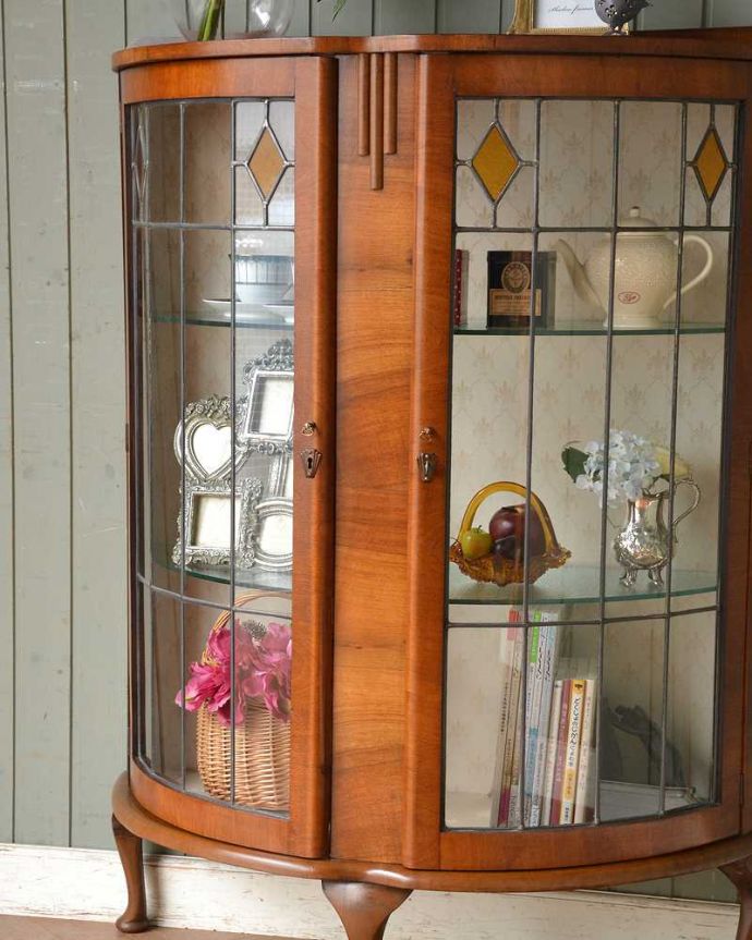 アンティークのキャビネット　アンティーク家具　ウォルナット材の英国アンティーク家具、ガラスキャビネット（飾り棚）。ガラス越しに見るお気に入りの美しさ…アンティークのガラス扉を通して見ると、中に入れたものがキラッキラに輝いて見えるんです。(q-1485-f)