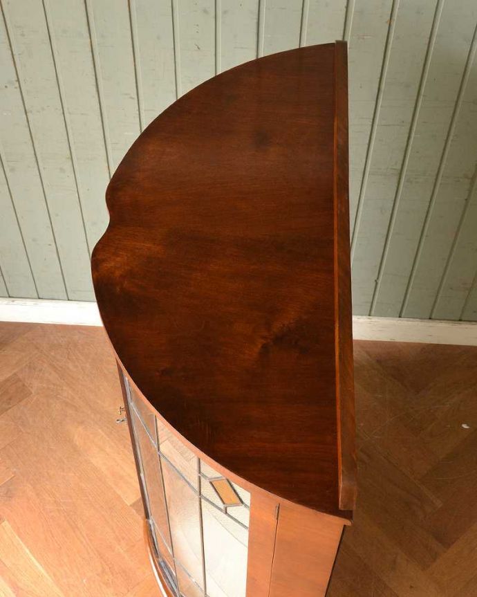 アンティークのキャビネット　アンティーク家具　ウォルナット材の英国アンティーク家具、ガラスキャビネット（飾り棚）。上から見るとよく分かるハーフムーンの形キャビネットを上から見てみるとこんな感じの半月型。(q-1485-f)