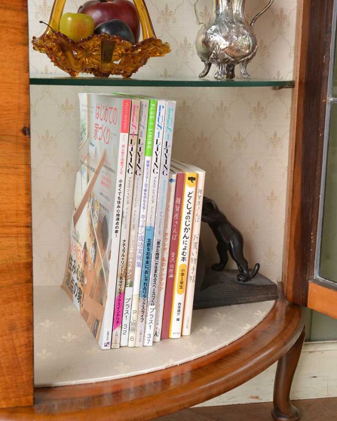 アンティークのキャビネット　アンティーク家具　ウォルナット材の英国アンティーク家具、ガラスキャビネット（飾り棚）。扉の中は収納たっぷりA4サイズの雑誌までしっかり収納出来ちゃう大きさ。(q-1485-f)