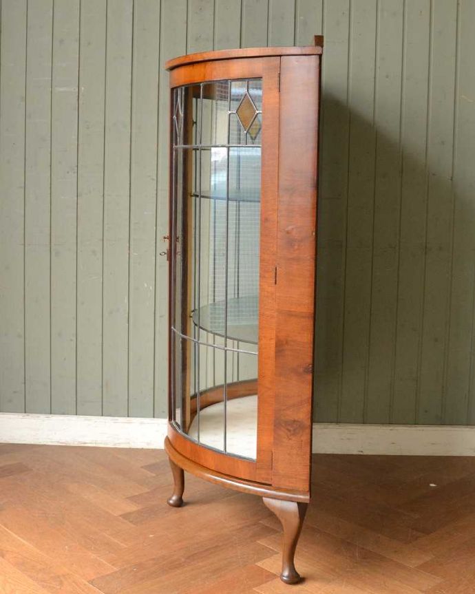 アンティークのキャビネット　アンティーク家具　ウォルナット材の英国アンティーク家具、ガラスキャビネット（飾り棚）。180度どこからでも中が見れちゃうグルっと180度、どの角度からでも中が見れるハーフムーン型。(q-1485-f)