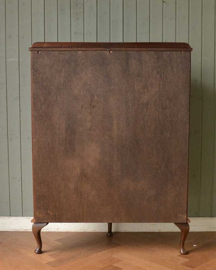 アンティークのキャビネット　アンティーク家具　ウォルナット材の英国アンティーク家具、ガラスキャビネット（飾り棚）。もちろん後姿もキレイですアンティークは新品ではないので、もちろん経年変化によるキズはありますが、専門の職人がしっかり修復しているので後ろ姿までキレイです。(q-1485-f)