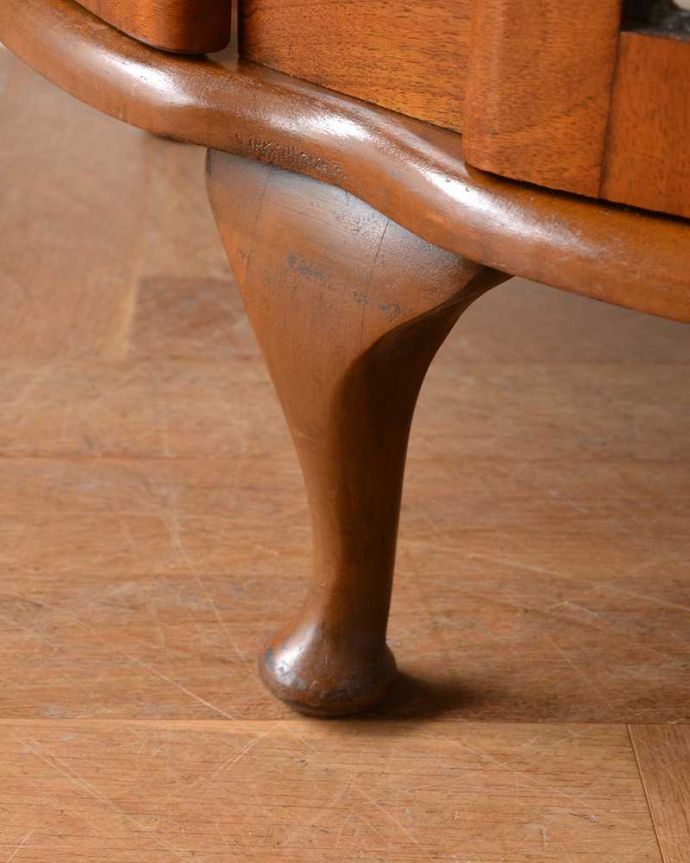 アンティークのキャビネット　アンティーク家具　ウォルナット材の英国アンティーク家具、ガラスキャビネット（飾り棚）。女性1人でラクラク運べちゃう仕掛けHandleのアンティークは、脚の裏にフェルトキーパーをお付けしています。(q-1485-f)